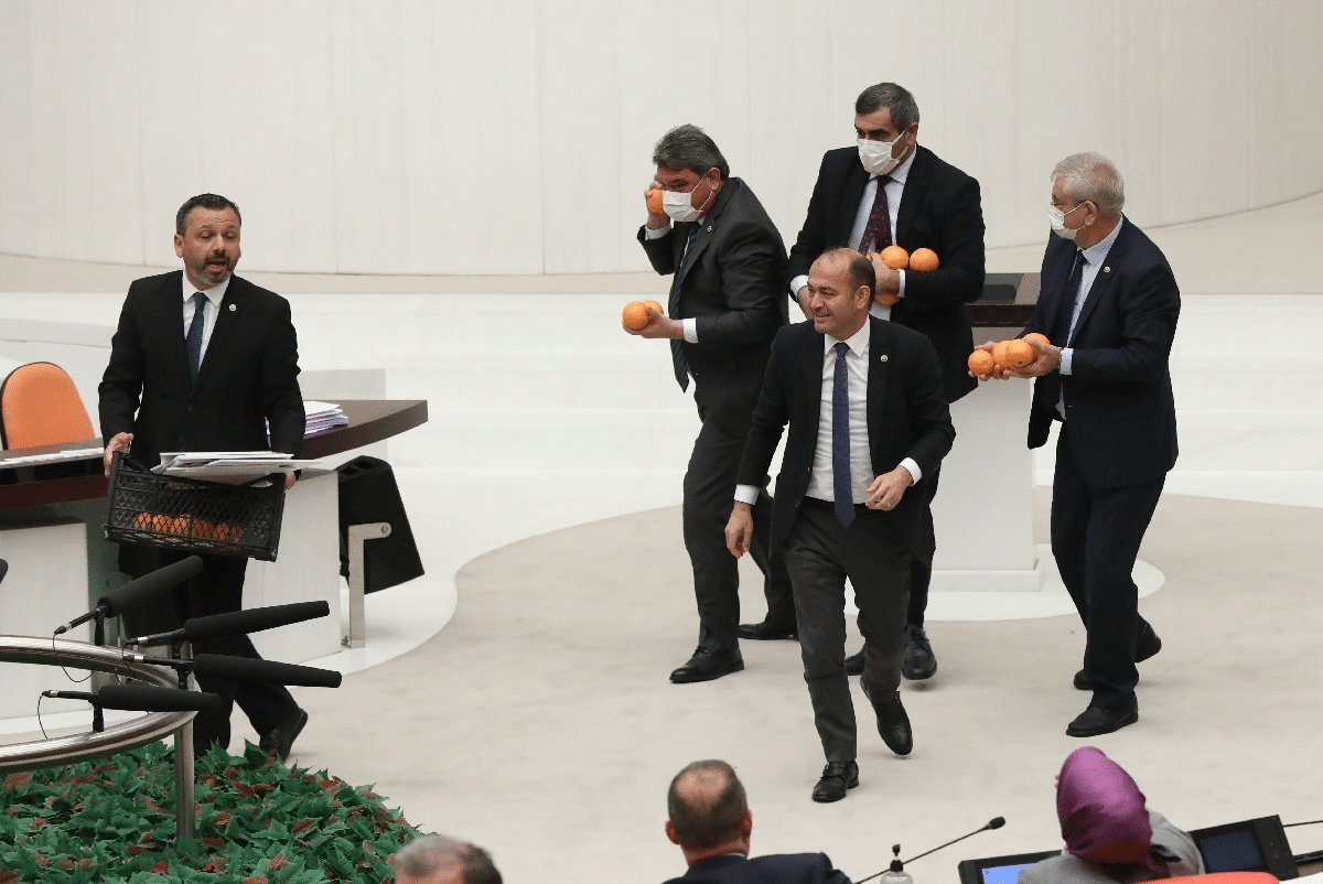 Εγινε.. μπακάλικο η Βουλή της Τουρκίας – Γέμισε πορτοκάλια - ΦΩΤΟ
