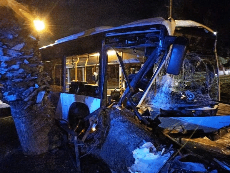 Σοκαριστικό τροχαίο με λεωφορείο – Κοντά στο σημείο που σκοτώθηκε ο Mad Clip - ΦΩΤΟ