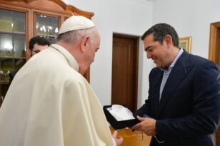 Τσίπρας: Το «ευχαριστώ» στον Πάπα Φραγκίσκο για την «σκληρή ειλικρίνεια» στο μεταναστευτικό