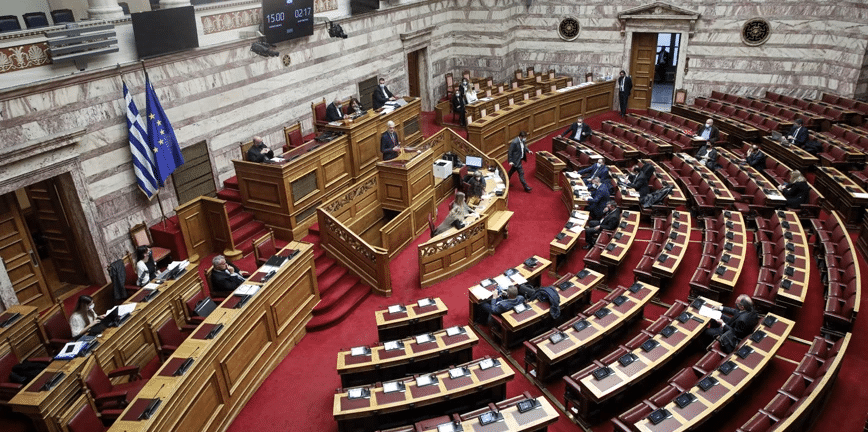 Σχολεία - Κορονοϊός: Tι προβλέπει νέα τροπολογία για την ειδική άδεια για γονείς παιδιών που νοσούν