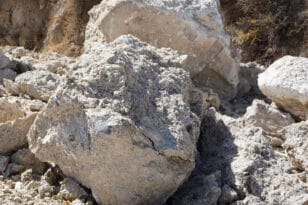 Θεσπρωτία: Βράχος αποκολλήθηκε λόγω της κακοκαιρίας και καταπλάκωσε άνδρα - Νοσηλεύεται σε κρίσιμη κατάσταση