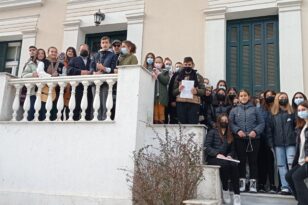 Αίγιο: Κάλαντα και ευχές στο Δήμαρχο από τους μαθητές του 1ου Γυμνασίου
