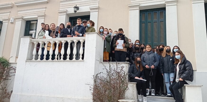 Αίγιο: Κάλαντα και ευχές στο Δήμαρχο από τους μαθητές του 1ου Γυμνασίου