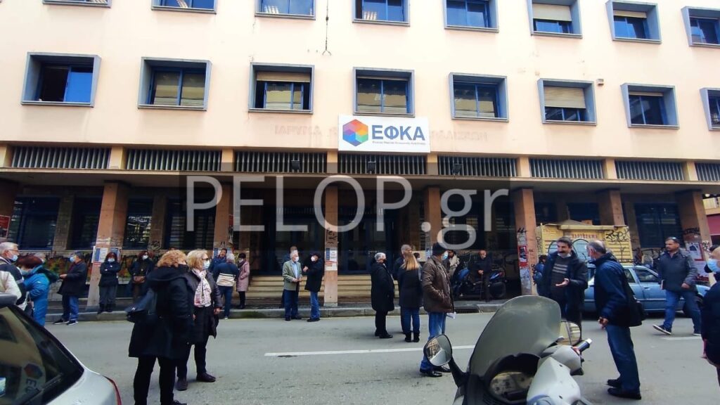 Πάτρα: Συγκέντρωση συνταξιούχων έξω από τα γραφεία του ΕΦΚΑ - ΦΩΤΟ