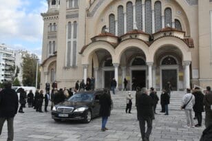 Κηδεία Μιχαλόπουλου: Τα «παιδιά» του ήταν εκεί, η Πάτρα απουσίαζε
