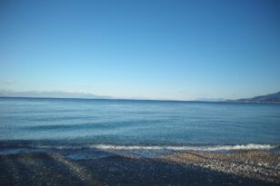 Χάθηκε η θάλασσα, πολλές οι ερμηνείες - Περίεργο φαινόμενο στην Ακράτα
