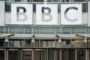 Η Βρετανία παγώνει τη χρηματοδότηση του BBC για δύο χρόνια