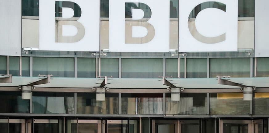 Η Βρετανία παγώνει τη χρηματοδότηση του BBC για δύο χρόνια