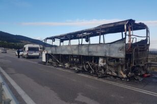 Δήμος Ερυμάνθου για τη φωτιά στο λεωφορείο: «Δυσάρεστο περιστατικό κι ελπίζουμε μεμονωμένο»