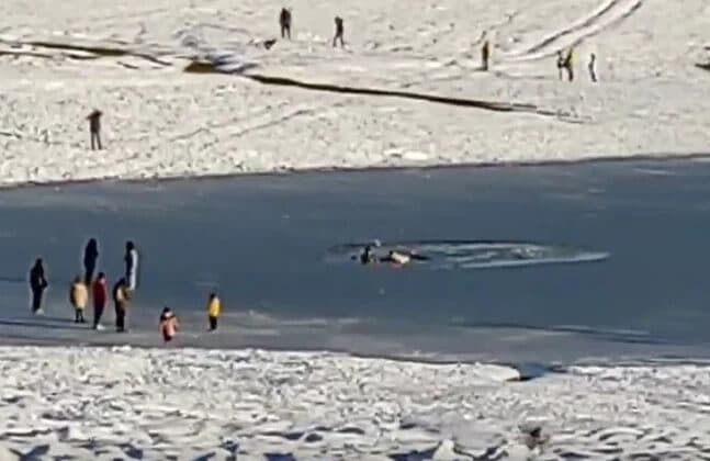 Λίμνη Πλαστήρα: Έσπασε ο πάγος - Οι επισκέπτες βρέθηκαν στο νερό - ΒΙΝΤΕΟ