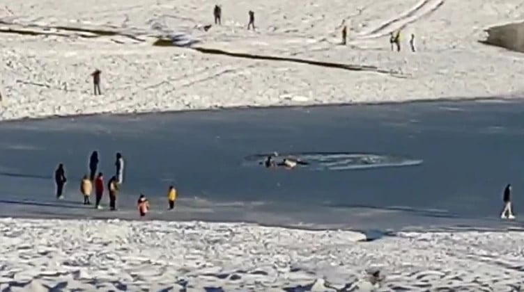 Λίμνη Πλαστήρα: Έσπασε ο πάγος - Οι επισκέπτες βρέθηκαν στο νερό - ΒΙΝΤΕΟ