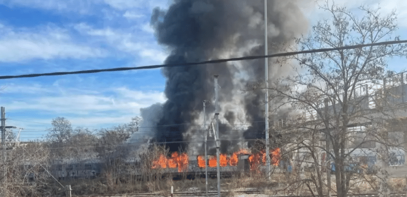 Λάρισα: Τυλίχθηκε στις φλόγες βαγόνι τρένου σε αμαξοστάσιο ΒΙΝΤΕΟ