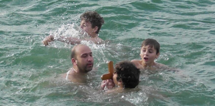 Μενίδι: Παιδάκια έπιασαν τον Σταυρό στα κρύα νερά του Αμβρακικού