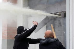 Χαμός στην Αλβανία, «ντου» οπαδών του Μπερίσα στα γραφεία του Δημοκρατικού Κόμματος - ΒΙΝΤΕΟ