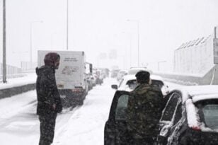 Εισαγγελική παρέμβαση για τους εγκλωβισμένους στην Αττική Οδό από τον χιονιά
