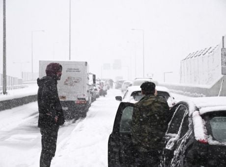 Εισαγγελική παρέμβαση για τους εγκλωβισμένους στην Αττική Οδό από τον χιονιά