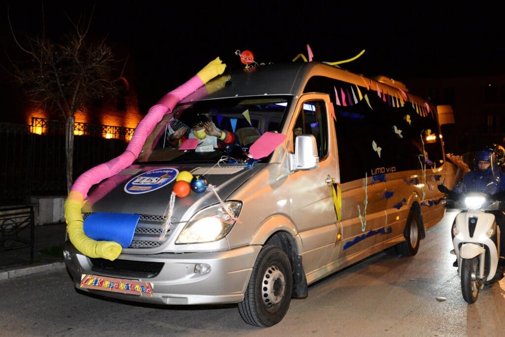 Πατρινό Καρναβάλι: Πάνω από 900 αυτοκίνητα στην Carναβαλότσαρκα - Τα 8,5 χλμ έφτασε το πολύχρωμο ποτάμι - ΦΩΤΟ ΒΙΝΤΕΟ