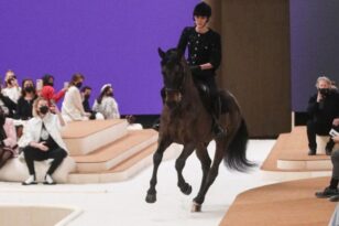 Με άλογο στην πασαρέλα του οίκου Chanel η Σαρλότ Κασιράγκι