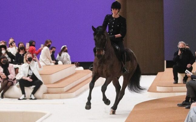 Με άλογο στην πασαρέλα του οίκου Chanel η Σαρλότ Κασιράγκι