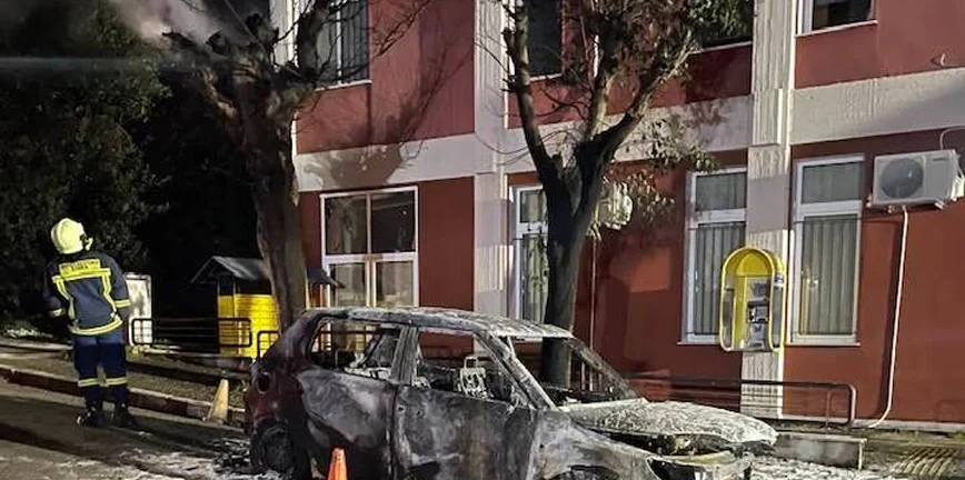 Θεσσαλονίκη - Θερμαϊκός: Επίθεση με μολότοφ στο Δημαρχείο - Κάηκε ένα όχημα