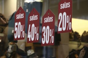 Εκπτώσεις: Ζητούν μέτρα στήριξης οι έμποροι - Απογοητευτικές οι πωλήσεις την πρώτη εβδομάδα