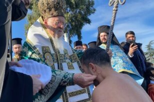 Ο εορτασμός των Θεοφανείων στο Οικουμενικό Πατριαρχείο - Τούρκος που έχει βαπτιστεί Χριστιανός έπιασε το Σταυρό