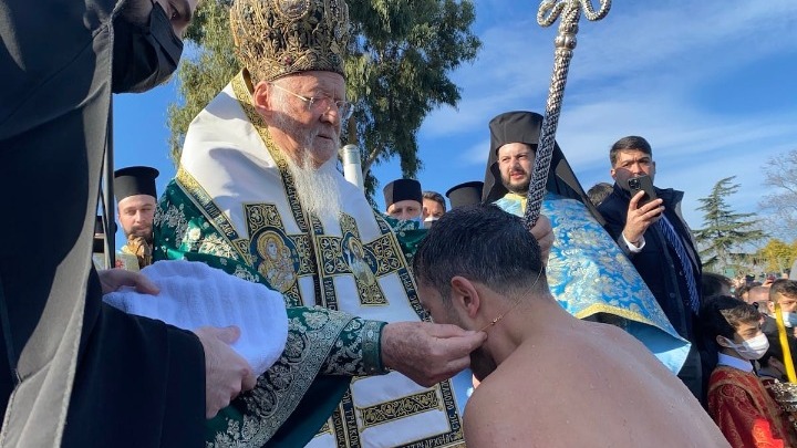 Ο εορτασμός των Θεοφανείων στο Οικουμενικό Πατριαρχείο - Τούρκος που έχει βαπτιστεί Χριστιανός έπιασε το Σταυρό