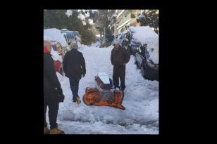 Αδιανόητη εικόνα στου Ζωγράφου: Σέρνουν φέρετρο με νεκρό άνθρωπο στα χιόνια - ΒΙΝΤΕΟ