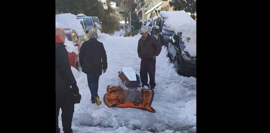 Αδιανόητη εικόνα στου Ζωγράφου: Σέρνουν φέρετρο με νεκρό άνθρωπο στα χιόνια - ΒΙΝΤΕΟ