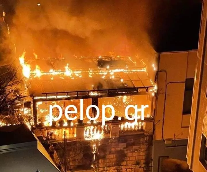 Εικόνες «αποκάλυψης» από τη φωτιά σε γνωστή καφετέρια στην Πάτρα – Μεγάλη επιχείρηση της Πυροσβεστικής ΦΩΤΟ – ΒΙΝΤΕΟ