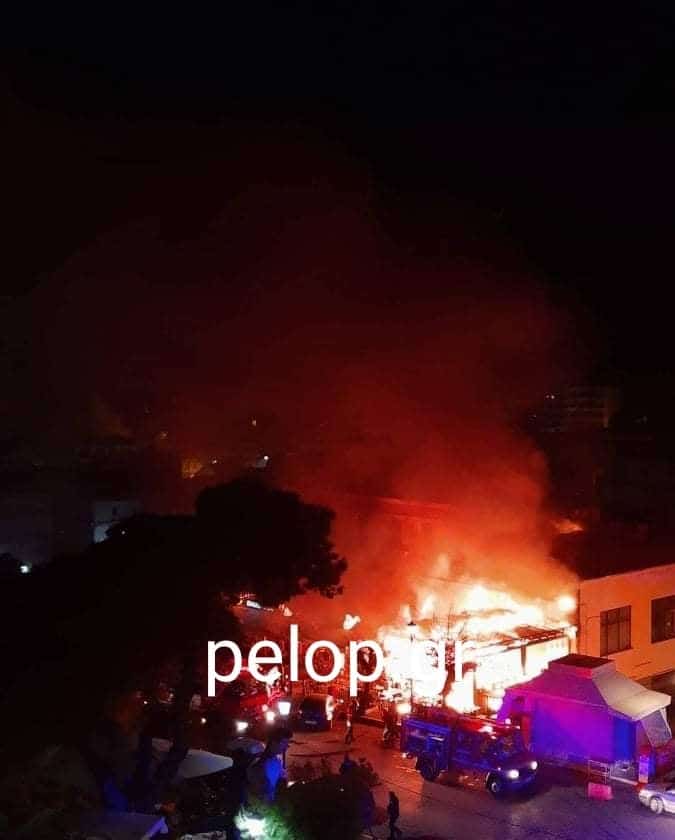 Εικόνες «αποκάλυψης» από τη φωτιά σε γνωστή καφετέρια στην Πάτρα - Μεγάλη επιχείρηση της Πυροσβεστικής ΦΩΤΟ - ΒΙΝΤΕΟ