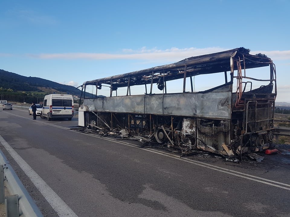 Φωτιά σε σχολικό λεωφορείο στην Αχαΐα - Καταστράφηκε ολοσχερώς - ΦΩΤΟ