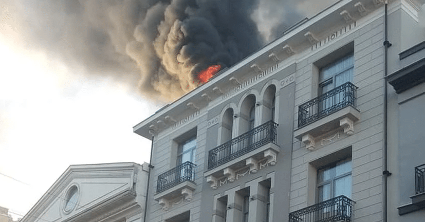 Βόλος: Φωτιά σε κεντρικό ξενοδοχείο, απομακρύνθηκαν οι ένοικοι - BINTEO