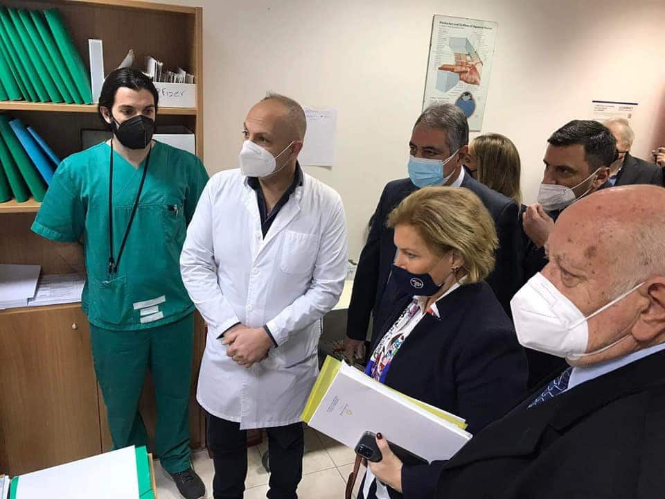 Επίσκεψη Γκάγκα στο Νοσοκομείο Ρίου: «Κρίσιμες οι επόμενες δύο εβδομάδες»