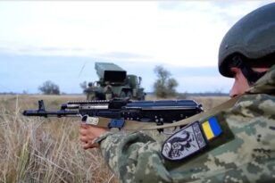 Γερμανία: Προμηθεύει με 5.000 στρατιωτικά κράνη την Ουκρανία