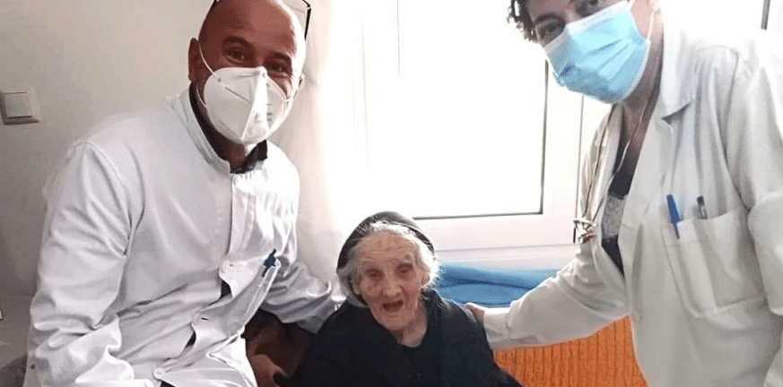 Σέρρες: Γιαγιά 108 ετών εμβολιάστηκε γιατί της έλειψαν οι φίλες της