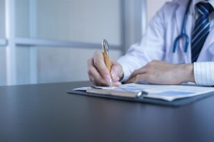 Ιατρικός Σύλλογος: Ζητά απόσυρση της υποχρεωτικής συνταγογράφησης σε δημόσιες δομές για ανασφάλιστους