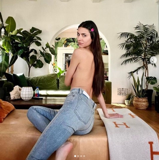 Ηλιάνα Παπαγεωργίου: Φωτογραφήθηκε topless και το Instagram της κατέβασε τις φωτογραφίες