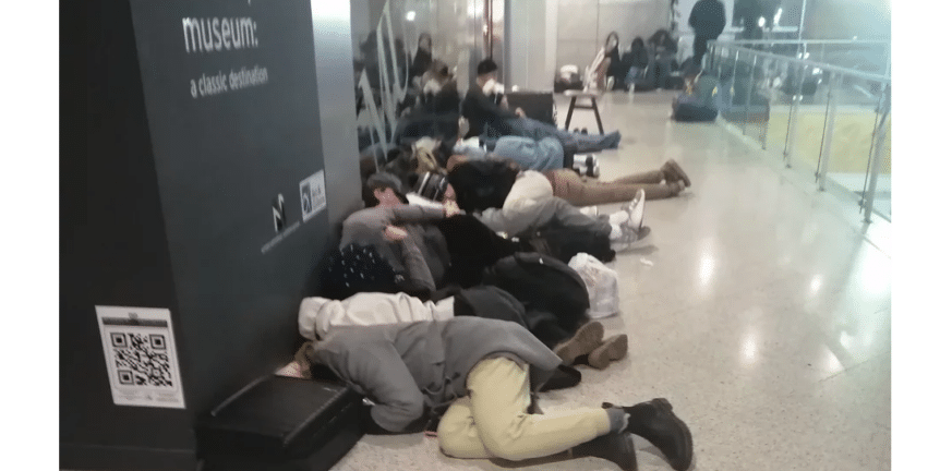 Εικόνες χάους και στο «Ελ. Βενιζέλος»: Εκατοντάδες ξαπλωμένοι στο πάτωμα - ΦΩΤΟ