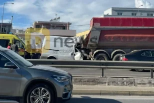 Κηφισός - Τροχαίο: Φορτηγάκι καρφώθηκε στο πίσω μέρος νταλίκας