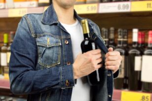 Πάτρα: Ξάφριζε αλκοολούχα ποτά από σούπερ μάρκετ