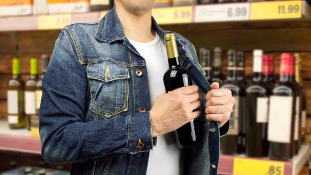 Πάτρα: Ξάφριζε αλκοολούχα ποτά από σούπερ μάρκετ