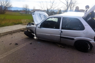 Κοζάνη: Αυτοκίνητο καρφώθηκε σε δέντρο - Διασωληνωμένος ο 18χρονος οδηγός ΦΩΤΟ