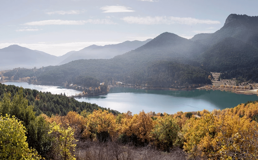 Λίμνη Δόξα: Το αλπικό σκηνικό στην Κορινθία που σε αφήνει με το στόμα ανοιχτό
