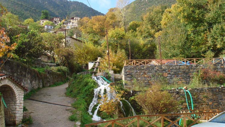 Το ορεινό χωριό της Πελοποννήσου με τη μορφή νησιού και σοκάκια… όπου δεν χωρούν καν αμάξια!