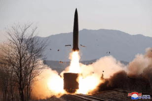 Βόρεια Κορέα: Εκτόξευσε δύο βαλλιστικούς πυραύλους μέσου βεληνεκούς