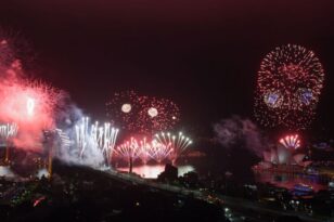 Πρωτοχρονιά 2022 στη σκιά της «Όμικρον» - Πως γιορτάστηκε σε όλο τον κόσμο