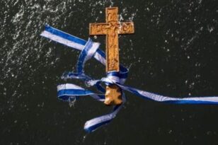Θεοφάνεια: Έπιασε για 18η φορά τον σταυρό στη Θεσσαλονίκη και αποκαλύπτει αν υπάρχει «κόλπο» - ΒΙΝΤΕΟ