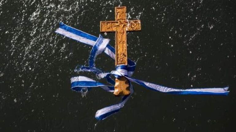 Θεοφάνεια: Έπιασε για 18η φορά τον σταυρό στη Θεσσαλονίκη και αποκαλύπτει αν υπάρχει «κόλπο» - ΒΙΝΤΕΟ