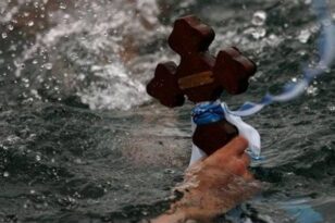 Γιατί ρίχνουμε τον Σταυρό στη θάλασσα τα Θεοφάνεια - Τι συμβολίζει ο Αγιασμός στα σπίτια